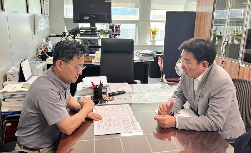 원강수 원주시장(사진 오른쪽)이 31일 기획재정부 방문, 강윤진 경제예산심의관과 국비 지원에 대해 협의하고 있다. 원주시 제공