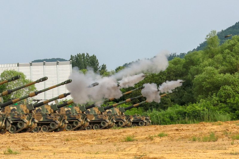육군 제11기동사단 용포여단이 31일 경기 포천시 다락대훈련장에서 포탄 사격 훈련을 실시한 가운데 K9A1 자주포가 목표 지점을 향해 사격하고 있다. 11사단 제공