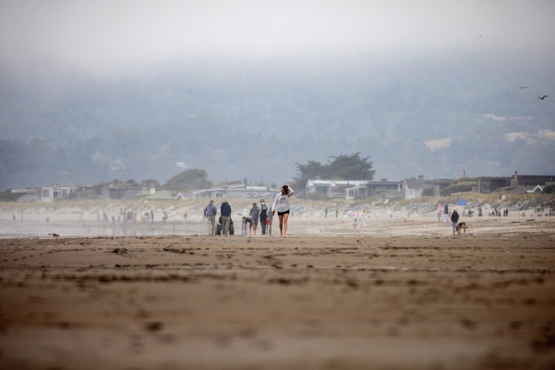 [마린 카운티=AP/뉴시스] 러시아 캄차카반도 지진으로 발령됐던 쓰나미 주의보가 해제된 30일(현지 시간) 미 캘리포니아주 마린 카운티 스틴슨 비치에 피서객들이 모여들고 있다 2025.07.31.