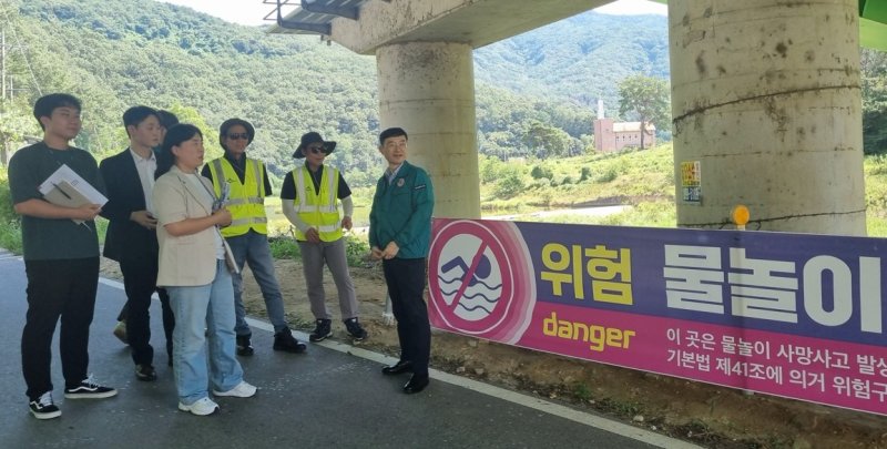 김하균 세종시 행정부시장(오른쪽)이 31일 금남면 용수천 물놀이 장소를 점검하고 있다. (세종시 제공. 재판매 및 DB 금지)
