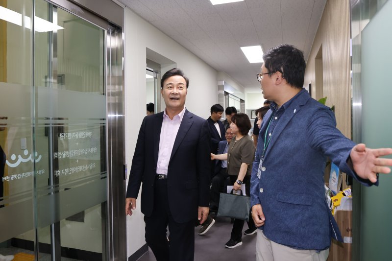 [의왕=뉴시스] 김성제 시장이 리모델링을 마치고 새롭게 문을 연 장애인자립생활센터를 둘러보고 있다. (사진=의왕시 제공).2025.07.31.photo@newsis.com