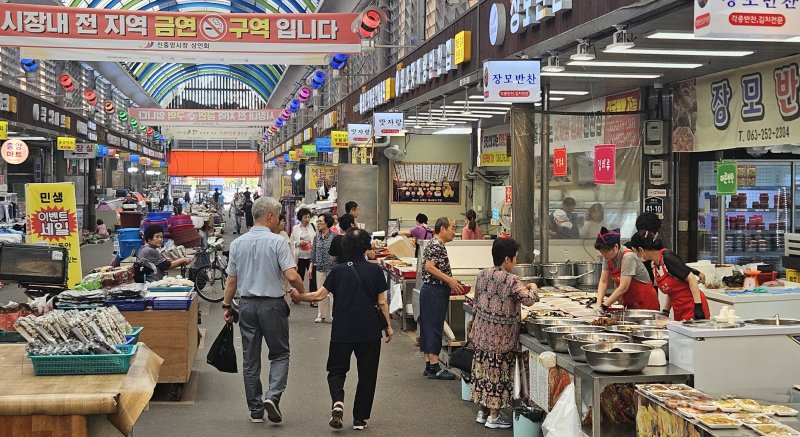 31일 전북 전주시 신중앙시장이 손님들로 북적이고 있다. 2025.7.31/뉴스1 신준수 기자