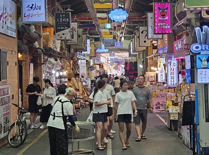 31일 전북 전주시의 남부시장이 손님들로 북적이고 있다. 2025.7.31/뉴스1 신준수 기자