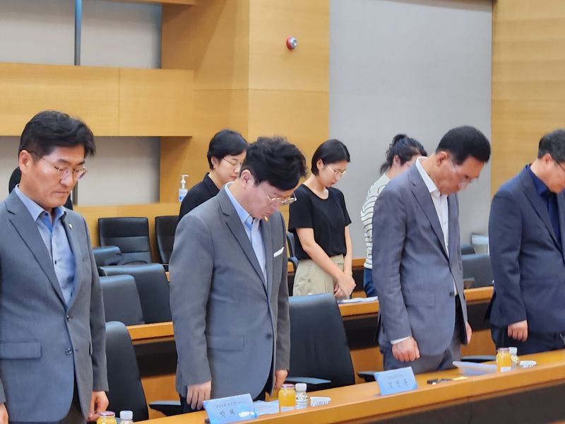 김영훈 고용노동부 장관이 지난달 31일 인천 송도 포스코이앤씨 본사를 찾아 사망자 추모를 위한 묵념을 하고 있다. 고용노동부 제공