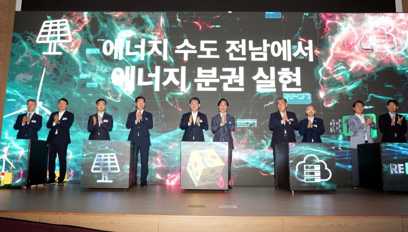 김영록 전라남도지사가 31일 오후 서울 국회의원회관 대회의실에서 열린 ‘에너지 분권 전략 포럼’ 행사에서 주요 내외빈들과 레이저를 이용한 LED 큐브 세리머니를 하고 있다.(전남도 제공. 재판매 및 DB금지)2025.7.31/뉴스1
