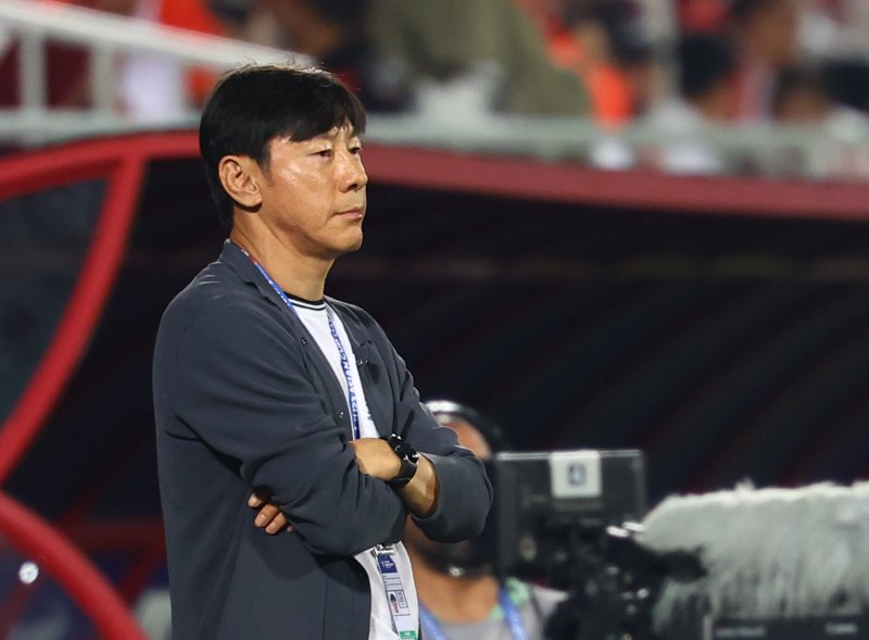 [도하(카타르)=뉴시스] 황준선 기자 = 지난해 4월25일(현지시간) 카타르 도하 압둘라 빈 칼리파 스타디움에서 열린 2024 아시아축구연맹(AFC) U-23 아시안컵 8강전 대한민국과 인도네시아의 경기, 신태용 인도네시아 감독이 경기를 지켜보고 있다. 2024.04.25. hwang@newsis.com