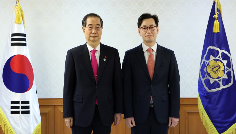 한덕수 국무총리가 28일 오전 서울 종로구 세종대로 정부서울청사에서 열린 차관급 임명장 수여식에서 손영택 국무총리실 비서실장과 기념촬영을 하고 있다. 2023.12.28/뉴스1 ⓒ News1 김명섭 기자