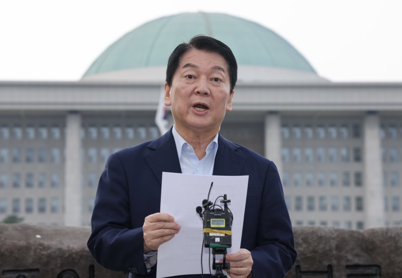 [서울=뉴시스] 김명년 기자 = 안철수 국민의힘 의원이 29일 오후 서울 여의도 국회에서 내란 특검 관련 및 당대표 출마 선언 기자회견을 하고 있다. 2025.07.29. kmn@newsis.com