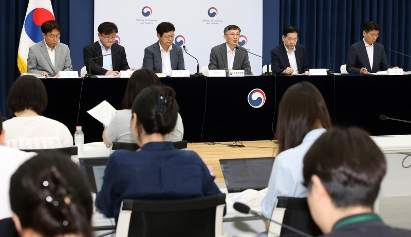 [세종=뉴시스] 강종민 기자 = 박금철 기획재정부 세제실장이 지난 29일 세종시 정부세종청사에서 2025년 세제개편안을 설명하고 있다. 2025.07.31. ppkjm@newsis.com