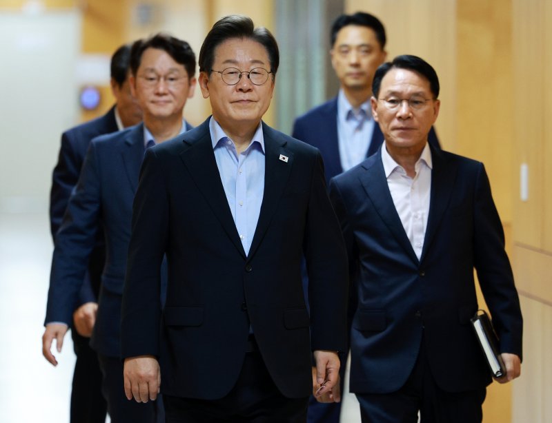 [서울=뉴시스] 고범준 기자 = 이재명 대통령이 31일 서울 용산 대통령실 청사에서 열린 제6차 수석보좌관회의에 입장하고 있다. 2025.07.31. bjko@newsis.com