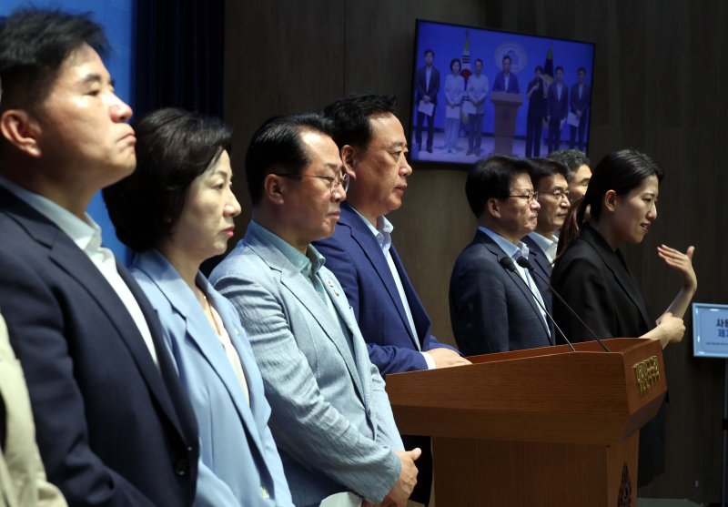 [서울=뉴시스] 조성봉 기자 = 어기구 국회 농림축산식품해양수산위원장을 비롯한 민주당 의원들이 31일 오후 서울 여의도 국회 소통관에서 열린 한미통상협상 관련 기자회견에서 입장 발표를 하고 있다. 2025.07.31. suncho21@newsis.com