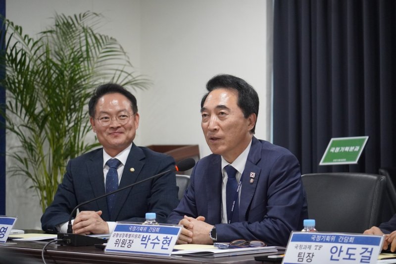 발언하는 박수현 위원장 (출처=연합뉴스)