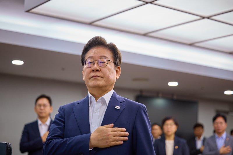 이재명 바카라 토토이 지난 30일 서울 용산 바카라 토토실 청사에서 열린 비상경제점검 태스크 포스(TF) 3차 회의에서 국민의례를 하고 있다. (이재명 바카라 토토 SNS. 재판매 및 DB 금지) 2025.7.31/뉴스1 ⓒ News1 허경 기자