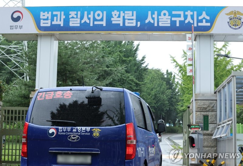 서울구치소로 들어서는 호송차량. 사진은 기사 본문과 무관함./사진=연합뉴스
