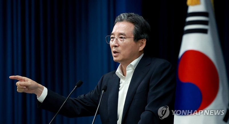 한미 관세 협상 타결, 취재진 질문에 답하는 김용범 정책실장 (출처=연합뉴스)