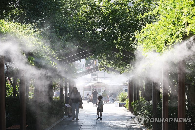 잠시나마 식히는 더위 (출처=연합뉴스)