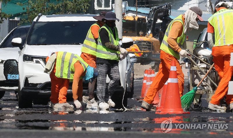 뜨거운 아스팔트 위 일터 (출처=연합뉴스)