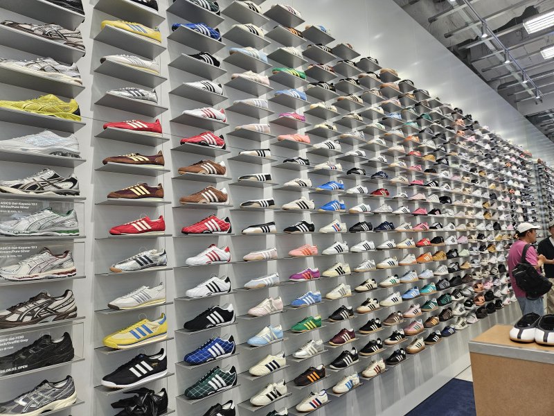 무신사 스토어 강남 내부 모습. 670여 신발 상품이 전시된 '슈즈월' 공간.ⓒ 뉴스1/김진희 기자.