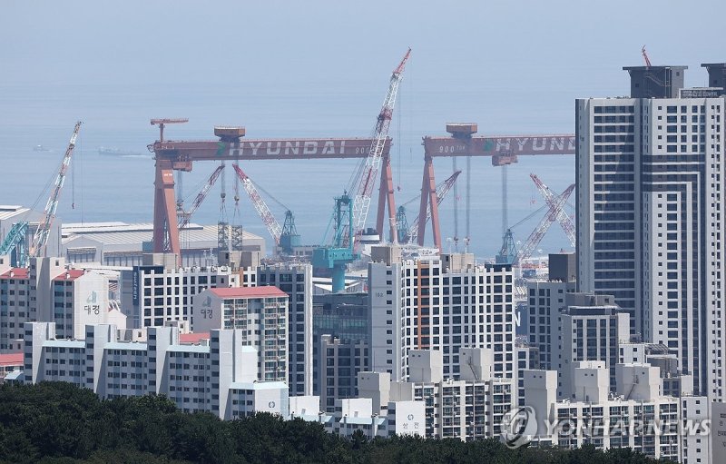 가동 중인 HD현대중공업 크레인 (출처=연합뉴스)
