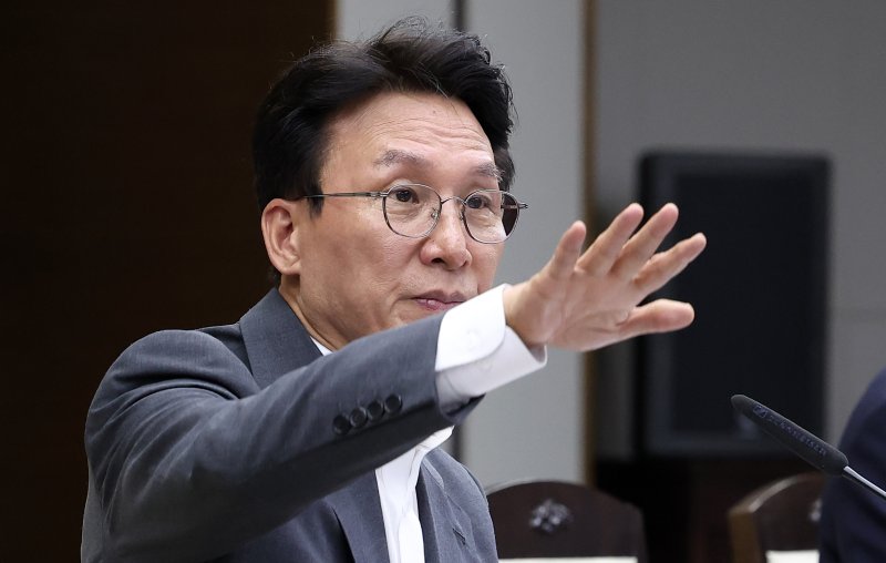 김민석 국무총리가 30일 정부세종청사에서 열린 국정현안 관계장관회의에 앞서 관계자를 부르고 있다. 2025.7.30/뉴스1 ⓒ News1 김성진 기자
