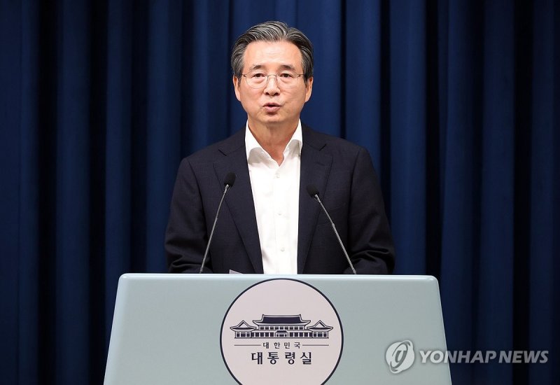 브리핑하는 김용범 정책실장 (출처=연합뉴스)
