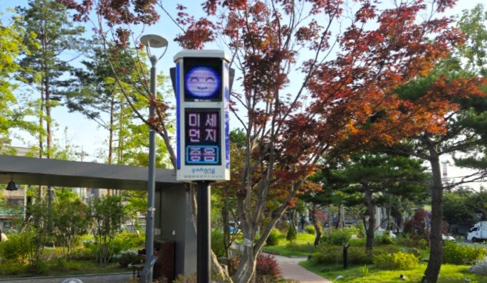 [포항=뉴시스] 송종욱 기자 = 경북 포항시의 48대 신호등이 색으로 미세 먼지를 알려주며 건강 지킴이 역할을 하고 있다. 사진은 올해 추가 설치한 북구청 도시숲의 미세 먼지 신호등 모습. (사진=포항시 제공) 2025.07.31. photo@newsis.com