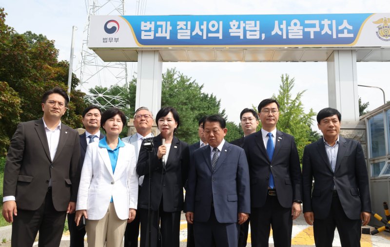전현희 총괄위원장을 비롯한 더불어민주당 3대특검(내란·김건희·순직해병) 종합대응 특별위원회 위원들이 31일 경기 의왕시 서울구치소를 방문하며 취재진의 질의에 답변하고 있다. 2025.7.31/뉴스1 ⓒ News1 국회사진기자단