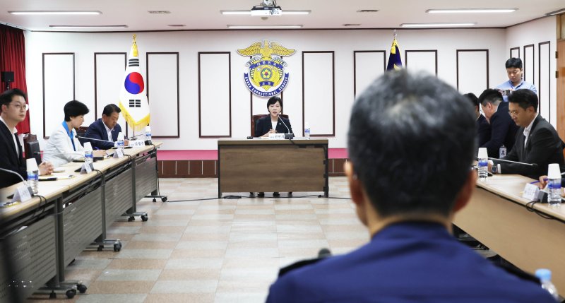 전현희 총괄위원장을 비롯한 더불어민주당 3대특검(내란·김건희·순직해병) 종합대응 특별위원회 위원들이 31일 경기 의왕시 서울구치소를 방문해 김현우 서울구치소장과 면담하고 있다. 2025.7.31/뉴스1 ⓒ News1 국회사진기자단