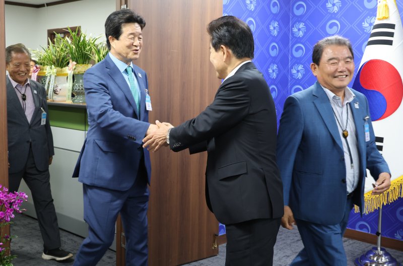 정동영 통일부 장관이 31일 서울 종로구 정부서울청사에서 열린 개성공단기업협회 회장단 면담에 앞서 인사하고 있다. 뉴시스