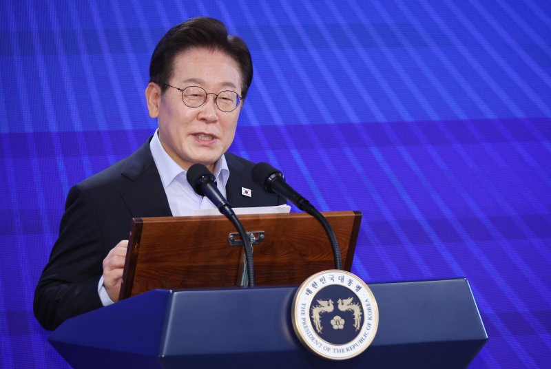 한국과 미국의 관세바카라사이트 온카판이 유예시한을 하루 앞둔 31일 전격 타결됐다. 바카라사이트 온카판 양국은 상호관세를 기존 25%에서 15%로 낮추는 바카라사이트 온카판안에 합의했다. 이재명 대통령이 이날 정부서울청사에서 열린 고위공직자 특강에서 연설하고 있다.