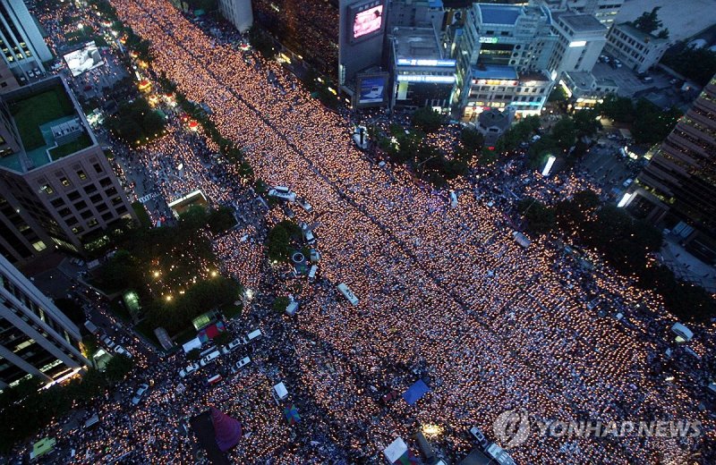 한미협상, 미국측에 광우병 집회 사진 제시 (출처=연합뉴스)