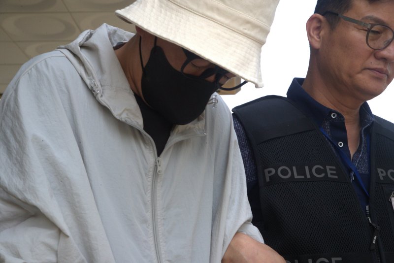 대구지방법원 안동지청에서 여성들이 살고 있는 빈 집에 침입해 속옷을 훔치는 등 스토킹 범죄 혐의를 받는 A(37)씨가 영장실질심사를 마치고 법원 밖으로 나오고 있다. 2025.6.19/뉴스1 ⓒ News1 신성훈 기자