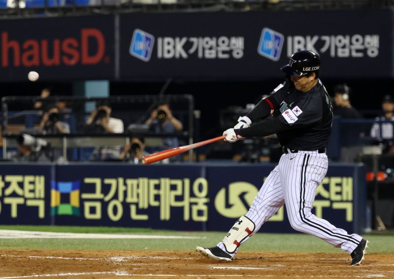 [서울=뉴시스] 배훈식 기자 = 지난달 17일 오후 서울 송파구 잠실야구장에서 열린 2025 신한 쏠뱅크 KBO리그 LG 트윈스와 NC 다이노스의 경기, 5회말 1사 1루 상황에서 LG 바카라사이트 검증가 추격의 투런 홈런을 날리고 있다. 2025.06.17. dahora83@newsis.com