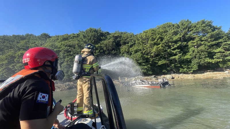 [거제=뉴시스] 신정철 기자= 통영해양경찰서는 31일 오후 4시 33분께 경남 거제시 남부면 탑포항에 정박 계류중인 선박에서 화재가 발생, 바카라 토토 사이트 2척이 전소되고 바카라 토토 사이트 1척과 바지선 2척이 불탔다.사진은 통영해경 구조대원이 불타는 바카라 토토 사이트에 대해 진화작업을 펼치고 있는 모습.(사진=통영해경 제공).2025.07.31. photo@newsis.com *재판매 및 DB 금지