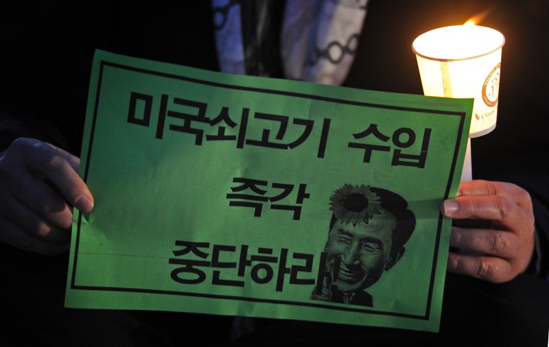 광우병 사태로 미국산 수입 쇠고기에 대한 불안감이 확산되는 가운데 28일 서울 대한문 앞에서 열린 한대련 주최 '미국산 쇠고기 수입중단 촉구 촛불집회'에서 참가자들이 촛불을 밝히고 있다. 광우병국민대책회의와 시민·사회단체들은 다음 달 2일 '광우병 촛불집회' 4주년을 맞아 대규모 항의시위를 예고하고 있다. (사진은 기사 내용과 무관함) / 뉴스1 ⓒ News12012.4.28/뉴스1