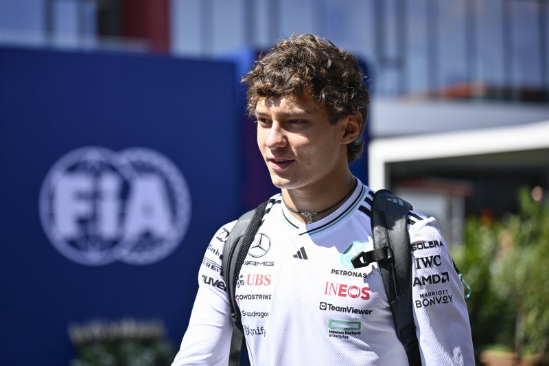 안드레아 키미 안토넬리(메르세데스)가 7월 31일 헝가리 그랑프리에 앞서 경기장에 들어서고 있다. 뉴시스