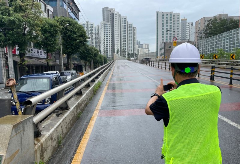 [안양=뉴시스] 고성능 카메라를 활용한 고가도로 상부 안전 점검 현장. (사진=안양시 제공). 2025.07.31.photo@newsis.com