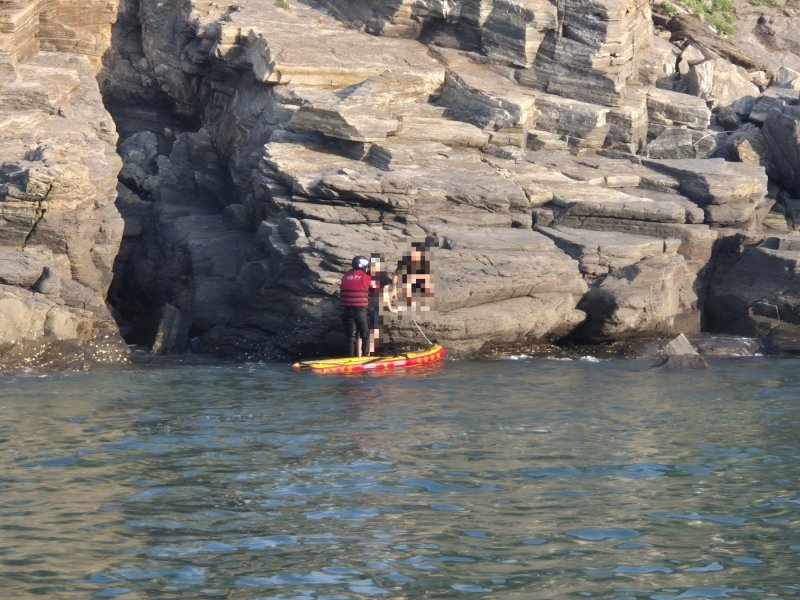 31일 태안 민어도갯바위에 고립된 20대 남성 2명을 해경이 동력구조보드를 이용해 구조하고 있다. (태안해경 제공, 재판매 및 DB금지) / 뉴스1