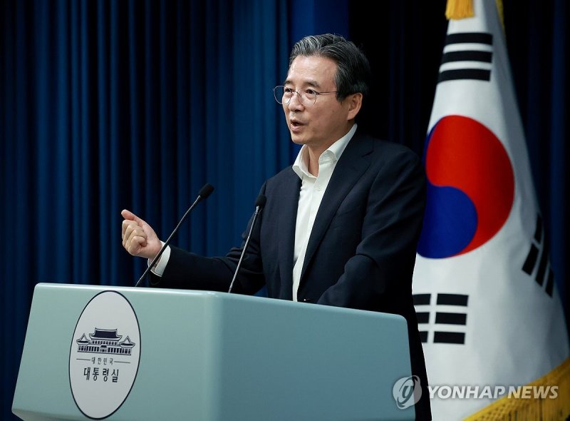 한미 관세 협상 타결, 취재진 질문에 답하는 김용범 정책실장 (출처=연합뉴스)