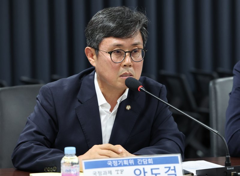 [서울=뉴시스] 황준선 기자 = 안도걸 국정기획위원회 국정과제TF 팀장이 31일 서울 종로구 국정기획위원회에서 열린 강원도 지역구 기획위원-균형성장특위-국정과제TF 간담회에서 발언하고 있다. 2025.07.31. hwang@newsis.com
