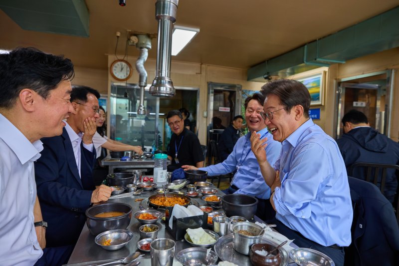 이재명 대통령이 31일 서울 용산 대통령실 인근 식당에서 강훈식 비서실장을 비롯한 참모진들과 점식식사를 하고 있다. (대통령실 제공. 재판매 및 DB금지) 2025.7.31/뉴스1 ⓒ News1 이재명 기자