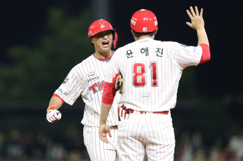 안전한 바카라사이트 산타카지노 타이거즈가 31일 열린 KBO리그 광주 안전한 바카라사이트 산타카지노 베어스전에서 변우혁(왼쪽)의 결승타를 앞세워 3-2로 역전승했다. (안전한 바카라사이트 산타카지노 타이거즈 제공)