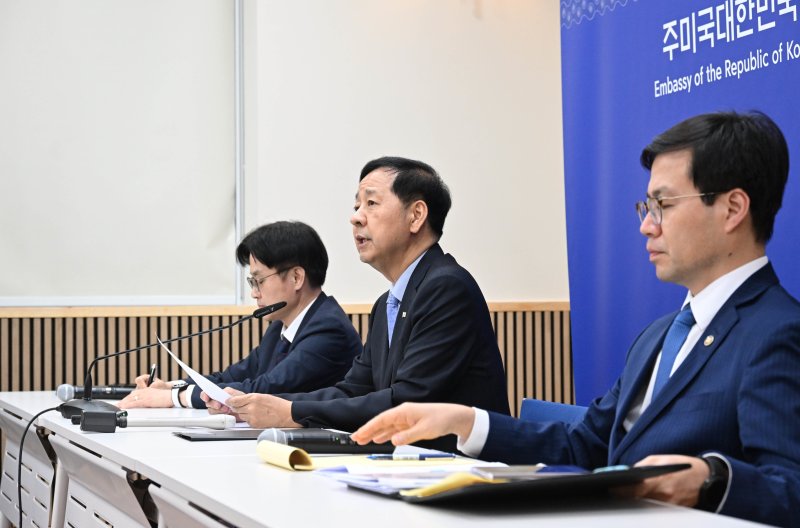 구윤철 경제부총리 겸 기획재정부 장관이 31일(한국시간) 먹튀없는 바카라사이트 워싱턴D.C. 주미대한민국대사관에서 김정관 산업통상자원부 장관, 여한구 산업부 통상교섭본부장과 함께 한국과 먹튀없는 바카라사이트 간 통상협의 결과 발표를 하고 있다. (기획재정부 제공. 재판매 및 DB 금지) 2025.7.31/뉴스1