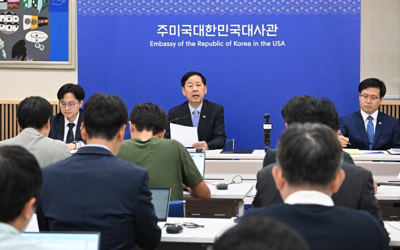 구윤철 경제부총리 겸 기획재정부 장관이 31일(한국시간) 먹튀없는 바카라사이트 워싱턴D.C. 주미대한민국대사관에서 김정관 산업통상자원부 장관, 여한구 산업부 통상교섭본부장과 함께 한국과 먹튀없는 바카라사이트 간 통상협의 결과 발표를 하고 있다. (기획재정부 제공. 재판매 및 DB 금지) 2025.7.31/뉴스1