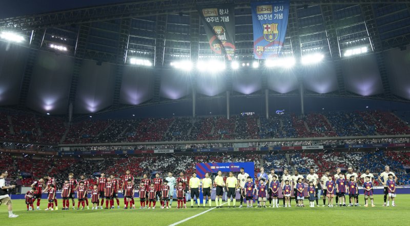 [서울=뉴시스] 김근수 기자 = 31일 서울 마포구 상암월드컵경기장에서 열린 FC 바르셀로나 2025 아시아 투어 FC 바르셀로나 대 FC서울의 경기 시작 전 선수들이 도열해 있다. 2025.07.31. ks@newsis.com