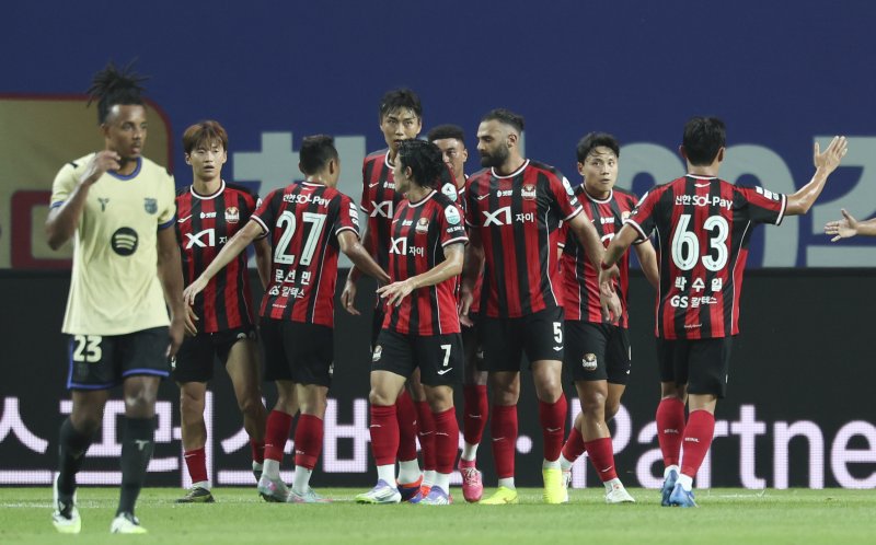 [서울=뉴시스] 김근수 기자 = 31일 서울 마포구 상암월드컵경기장에서 열린 FC 바르셀로나 2025 아시아 투어 FC 바르셀로나 대 FC서울의 경기, FC서울 조영욱이 골을 넣고 선수들과 기뻐하고 있다. 2025.07.31. ks@newsis.com