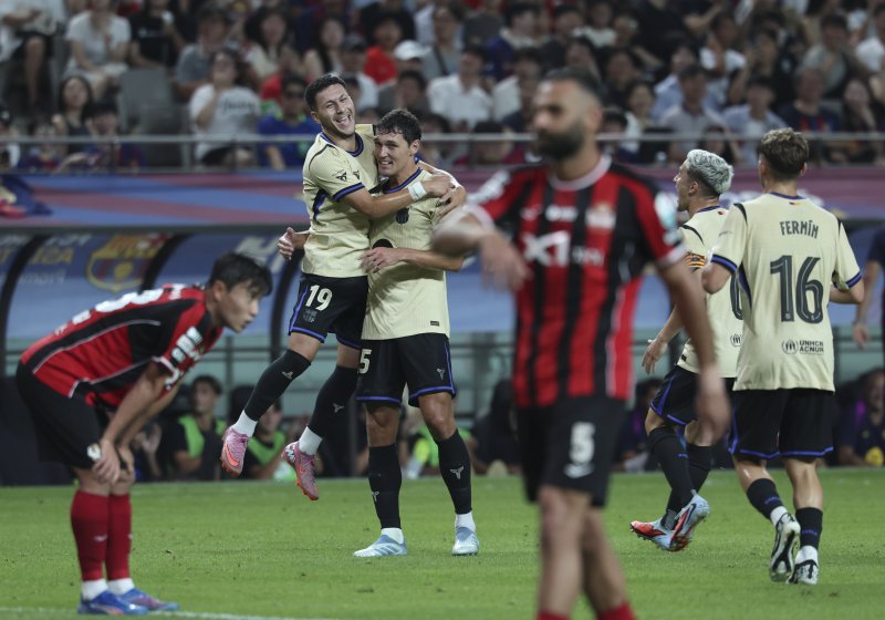 [서울=뉴시스] 김근수 기자 = 31일 서울 마포구 상암월드컵경기장에서 열린 FC 바르셀로나 2025 아시아 투어 FC 바르셀로나 대 FC서울의 경기, FC바르셀로나 크리스텐센이 팀의 네 번째 골을 성공시키고 동료들과 기쁨을 나누고 있다. 2025.07.31. ks@newsis.com