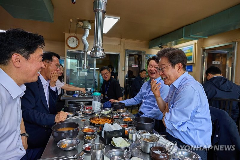 용산 식당에서 식사하는 이재명 대통령 (출처=연합뉴스)