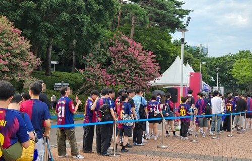 축구 팬들이 늘어선 포토존 모습 (출처=연합뉴스)