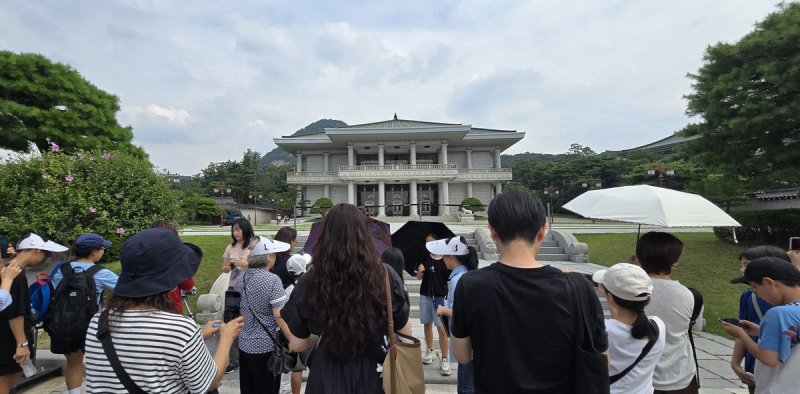 영빈관 앞 관람객들 (출처=연합뉴스)